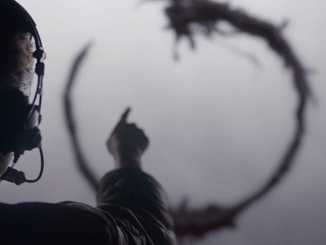 Cuplikan film di mana Loise Banks sedang mencoba berkomunikasi dengan alien